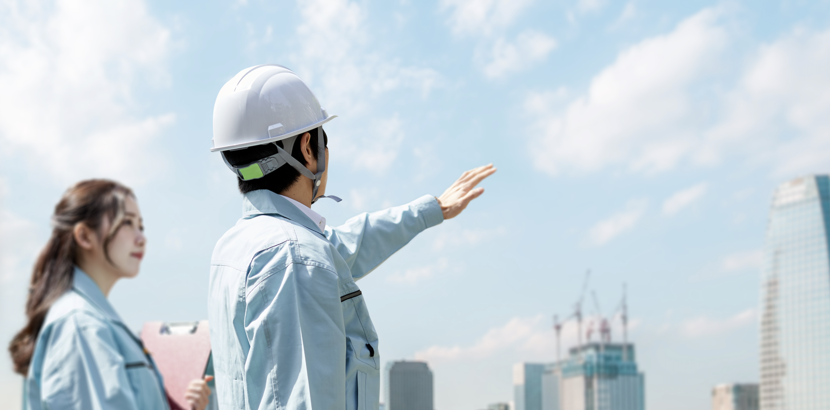 研修風景や、先輩社員が後輩に教えているイメージ